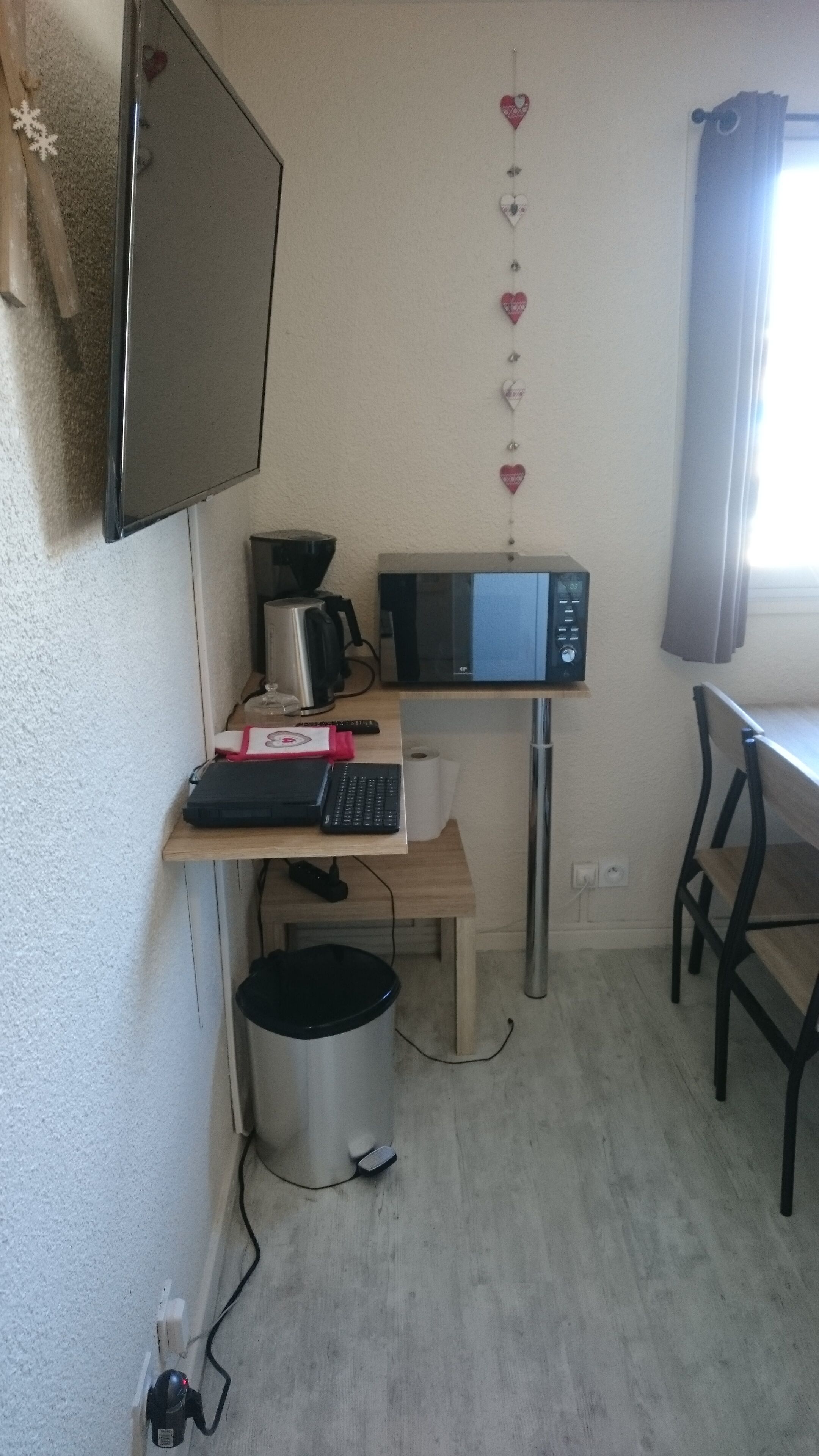 Een koelkast, een microgolfoven, een koffiezetapparaat/waterkoker