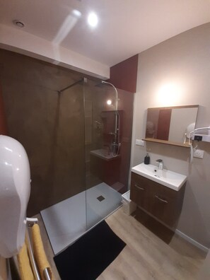 Douche, sĂšche-cheveux, serviettes fournies, savon
