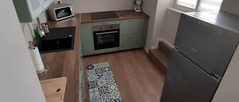 Kylskåp, mikrovågsugn, ugn och spishäll