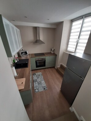 Jääkaappi, mikroaaltouuni, uuni, liesi