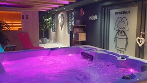 A spa area with a hot tub, a reception desk, and a wall with a 'Bienvenue' sign. - La Griffe à Foin, Kaysersberg - 300 m² House - Private Jacuzzi Sauna  (Kaysersberg)