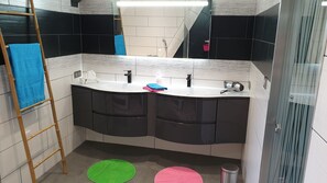Hair dryer, towels - La Griffe à Foin, Kaysersberg - 300 m² House - Private Jacuzzi Sauna (Kaysersberg)