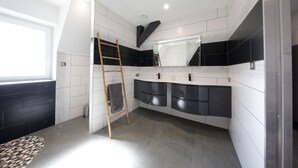 A modern bathroom with a large mirror, dark and light tiled walls, a wooden ladder, and a window. - La Griffe à Foin, Kaysersberg - 300 m² House - Private Jacuzzi Sauna  (Kaysersberg)