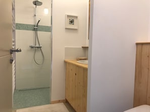 Haartrockner, Handtücher, Seife, Toilettenpapier