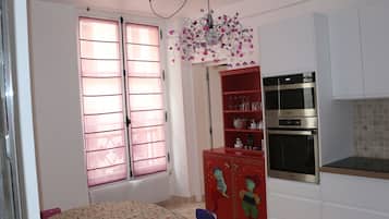 KĂŒhlschrank, Mikrowelle, Ofen, GeschirrspĂŒler