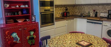 ثلاجة، ميكروويف، فرن، غسالة أطباق