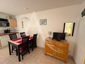 Dining - COQUET STUDIO 4 PERS RESIDENCE 1ERE LIGNE MER AVEC PISCINE (Sète)
