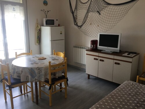 Charming Apartment: 1 BR, 10 Min Walk to Beach, Central Location