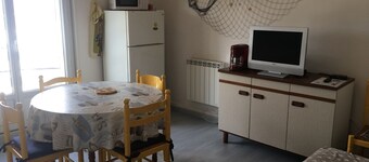 Charming Apartment: 1 BR, 10 Min Walk to Beach, Central Location