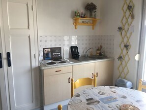 Fridge, microwave, stovetop, coffee/tea maker