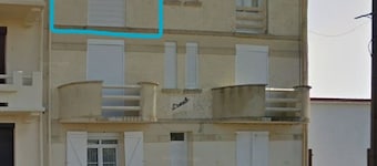 Charming Apartment: 1 BR, 10 Min Walk to Beach, Central Location