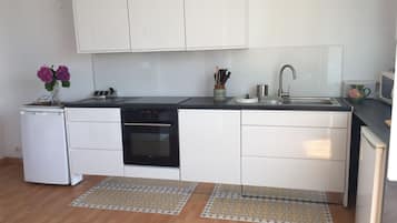 Een koelkast, een microgolfoven, een oven, een kookplaat