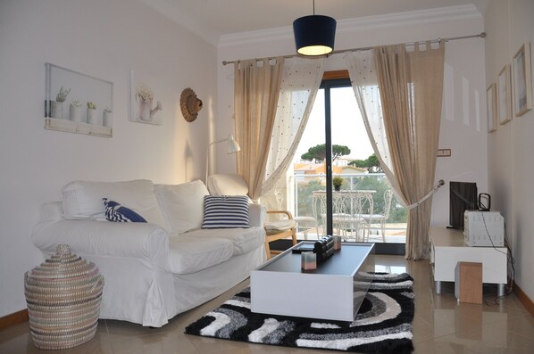 Smart-TV, DVD-Player, Bücher, Stereoanlage