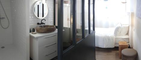 1 habitación, tabla de planchar con plancha, wifi y ropa de cama