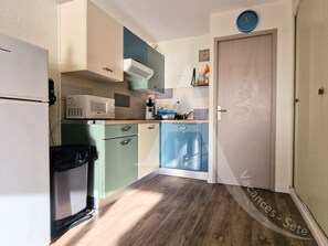 Réfrigérateur, micro-ondes, cafetière/bouilloire, grille-pain