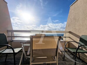 Outdoor dining - JOLIE STUDIO 4 PERS AVEC PKG EN 1ERE LIGNE MER (Sète)