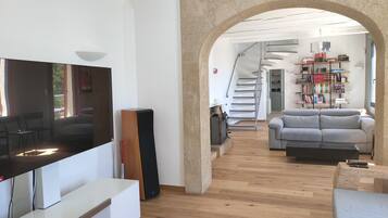 TV connectée, cheminée, table de tennis de table