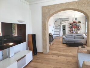 Smart-tv, een open haard en een tafeltennistafel