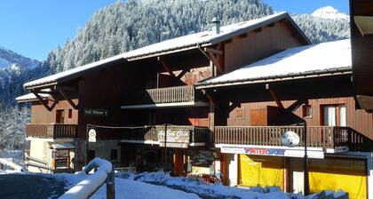 Appartement rĂ©novĂ© au cĆur d'ArĂȘches-Beaufort, proche pistes, balcon plein sud, piscine, pour 4 pers.