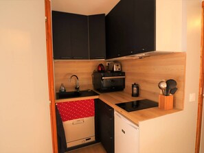 Kühlschrank, Mikrowelle, Herdplatte, Geschirrspüler