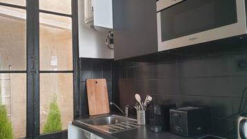 Réfrigérateur, micro-ondes, plaque de cuisson, cafetiÚre/bouilloire