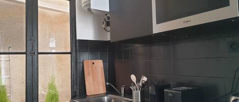 Kühlschrank, Mikrowelle, Herdplatte, Wasserkocher mit Kaffee-/Teezubehör