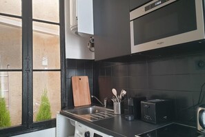 ثلاجة، ميكروويف، موقد طهي مسطح، ماكينة لصنع القهوة/الشاي