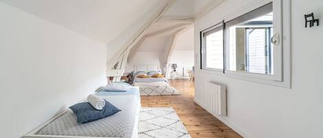 4 bedrooms, desk, iron/ironing board, travel crib