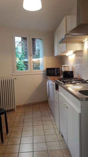 Réfrigérateur, micro-ondes, plaque de cuisson, lave-vaisselle
