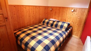 Room - Cozy apartment for 4 in Arêches-Beaufort, close to ski lifts, shops, and pool (Arêches-Beaufort)