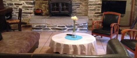 テレビ、暖炉、DVD プレーヤー