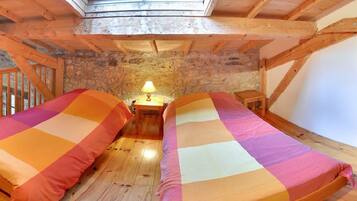 5 bedrooms, iron/ironing board, free WiFi, bed sheets