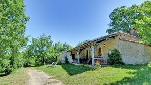 A rustic building with a dirt path leading to it, surrounded by greenery. - Charming cottage for 12 people - Wilderness + private pool (Thézac)