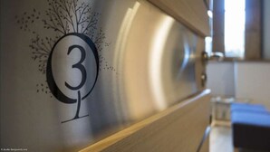 Zimmer Nummer 3 mit einem Baumdesign auf einer Metalloberfläche.