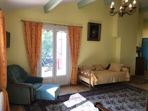 2 chambres, fer et planche à repasser, lit parapluie, draps fournis