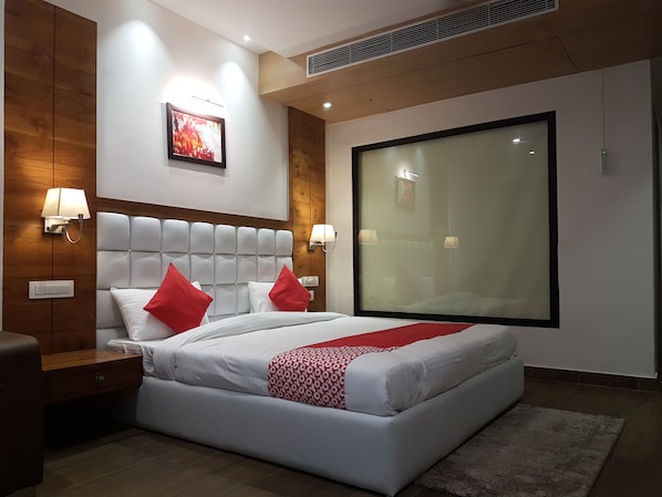 Habitación estándar | Ropa de cama de alta calidad y escritorio