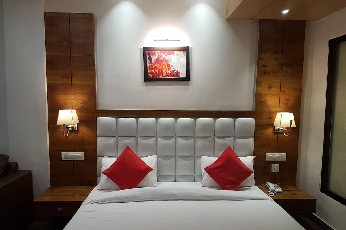 Habitación doble Deluxe | Ropa de cama de alta calidad y escritorio