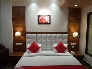 Habitación doble Deluxe | Ropa de cama de alta calidad y escritorio