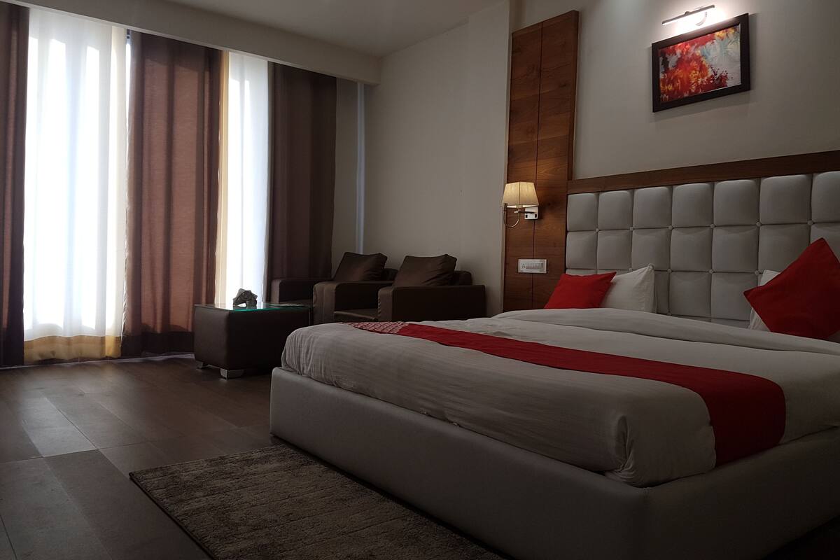 Habitación Premium | Ropa de cama de alta calidad y escritorio