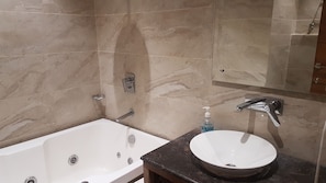 Habitación superior | Baño | Tina con regadera y regadera con hidromasaje