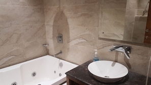 Superior Room | Bathroom | Combined shower/bathtub, hydromassage showerhead, free toiletries