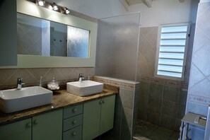 浴槽、ジェットバス、ヘアドライヤー、タオル