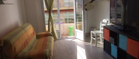 Télévision, livres, chaîne hi-fi