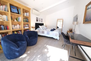 4 bedrooms, desk, iron/ironing board, travel cot