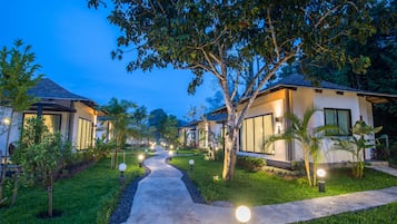 Fachada da propriedade à noite