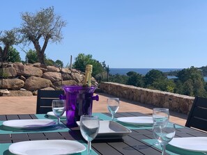 Outdoor dining - Comfortable villa with private pool 300m from the beach, sea view and maquis (Sari-Solenzara)