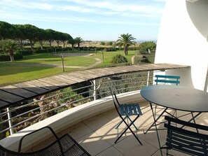 Outdoor dining - Superb, Sleeps 5 in cabin, Parking, 100 m Beach (LE GRAU DU ROI)