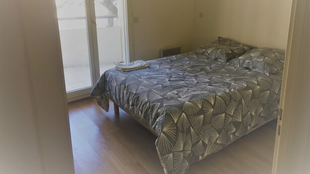 Une chambre à coucher avec un lit, une fenêtre et un radiateur.