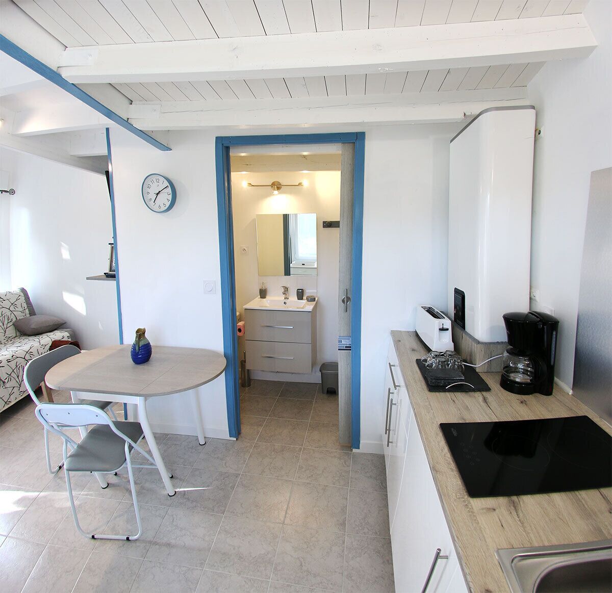 冷蔵庫、電子レンジ、オーブン、コンロ