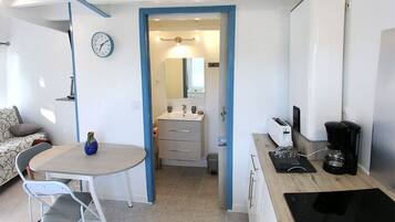 Réfrigérateur, micro-ondes, four, plaque de cuisson